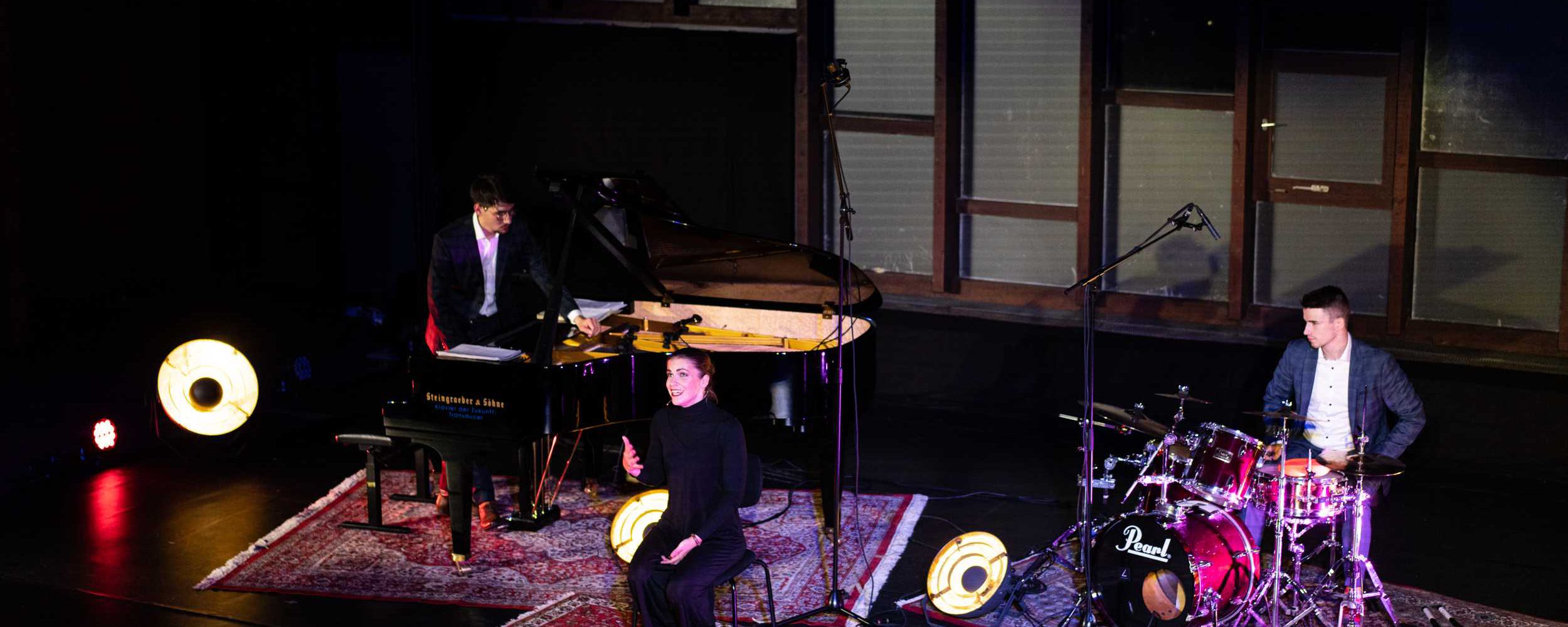 Sprecherin-Konzert-Buehne